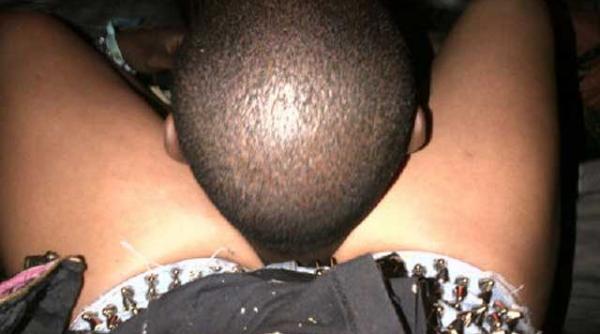 poza pe twitter rihanna cu capul unui barbat intre picioare