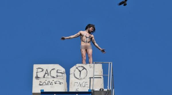 un barbat a protestat gol pe o macara din fata teatrului national