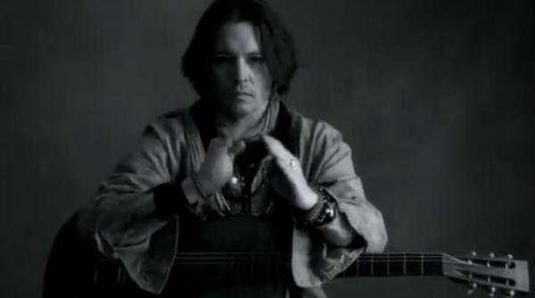 video johnny depp si natalie portman comunica prin limbajul semnelor in cel mai recent clip al lui paul mccartney