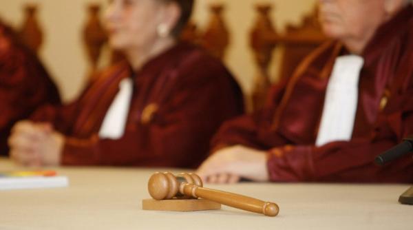 curtea constitutionala a decis doar pensionarii cu venituri peste 740 de lei vor plati cas