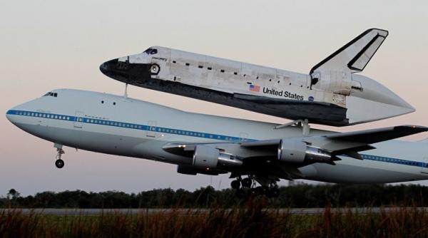 live video discovery iese din scena pe spatele unui boeing 747 naveta spatiala va fi expusa la muzeul smithsonian