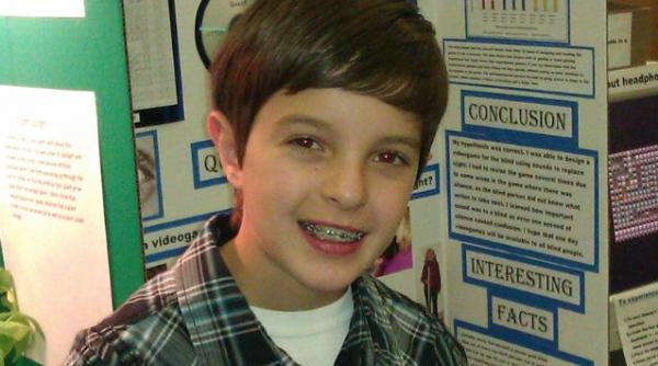 un baiat de 10 ani a inventat un joc video pentru nevazatori