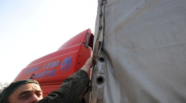 un tir cu 40 de tone de ciocolata parcat pe marginea dn 7 s a rasturnat dupa surparea terenului