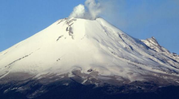 autoritatile din mexic au intrat in alerta vulcanul popocatepetl se pregateste sa erupa video