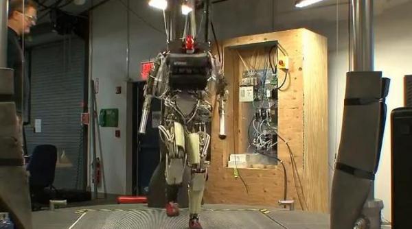 petman este aproape gata vezi miscarile incredibile ale celui mai spectaculos robot creat vreodata video