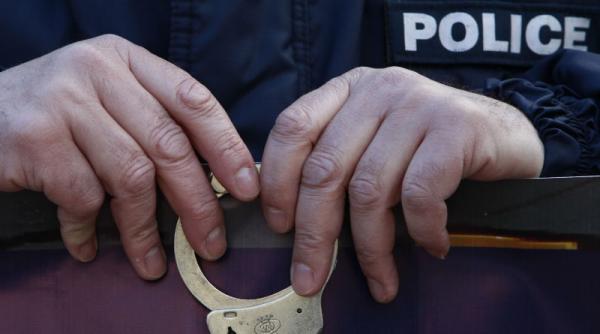 video politistii americani nu stiu de joaca o eleva agresiva de sase ani incatusata dupa ce a opus rezistenta in mod activ