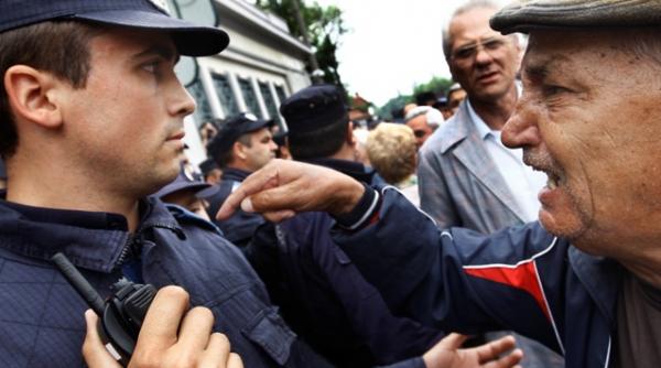 imbranceli intre pensionari si jandarmi la tribunalul arges o usa a tribunalului a fost scoasa din balamale