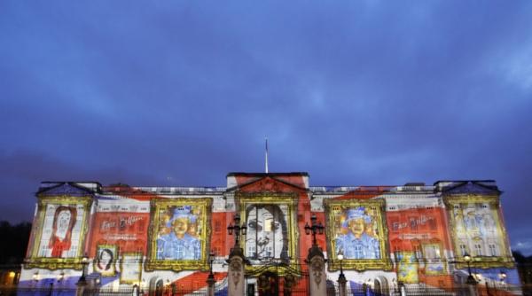 video regina marii britanii proiectata pe palatul buckingham