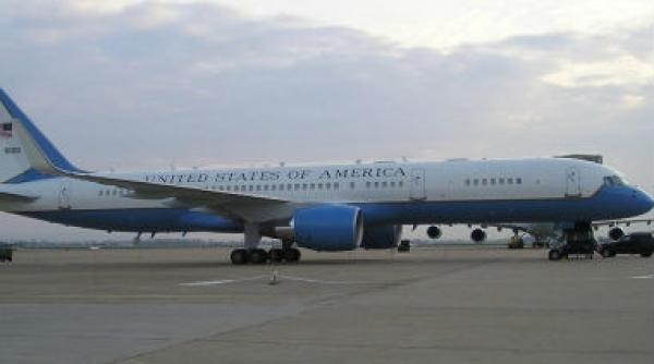 air force 2 a lovit un stol de pasari avionul care il transporta pe vicepresedintele joe biden a fost avariat