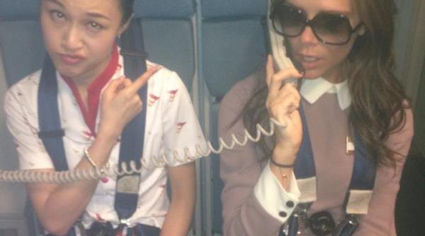 victoria beckham a fost stewardesa intr o cursa aeriana spre beijing