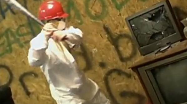 video camera furiei permite clientilor care sunt nervosi sa sparga obiecte