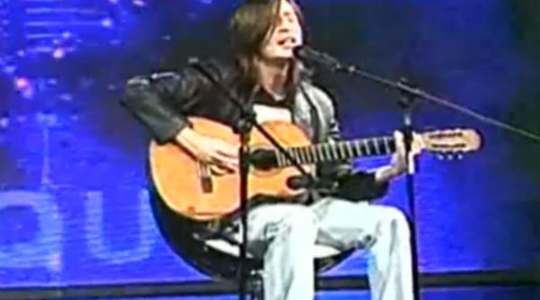 video un nou kurt cobain un tanar impresioneaza juriul unui concurs muzical cantand piese ale trupei nirvana