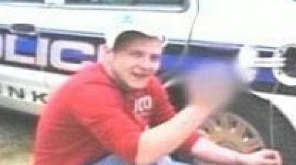 creier de gaina s a fotografiat furand benzina din rezervorul masinii de politie si a pus poza pe facebook