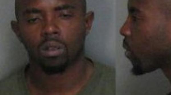 monument de prostie a incercat sa i vanda droguri tocmai politistului care se ocupase de eliberarea sa