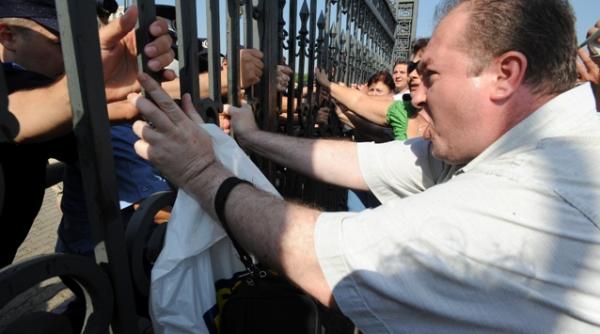 peste 3 000 de pensionari au luat cu asalt casa judeteana de pensii valcea