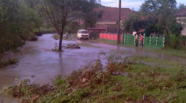 cod galben de inundatii pe 13 rauri din tara