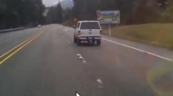 cel mai dement sofer un american beat a sofat cativa kilometri in zig zag inainte de a se propti intr un copac video