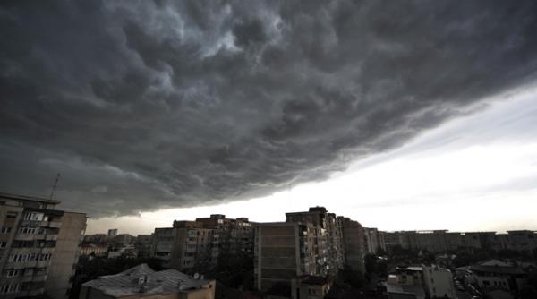 furtuna a facut ravagii in capitala un barbat a fost grav ranit de un panou publicitar smuls de vant