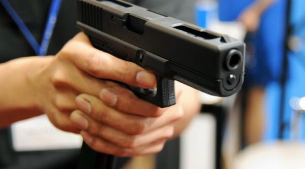 in urma verificarii dosarelor 38 de angajati ai mai nu mai au dreptul sa detina arme