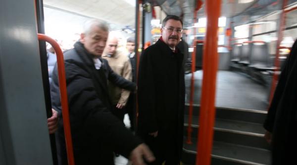 video singura statie de tramvai high tech folosita drept scurtatura de bucuresteni