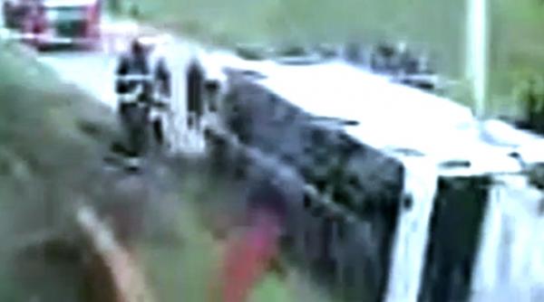 autobuz cazut de pe pasarela in arges 29 de persoane au fost ranite trei in stare grava