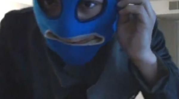 video un tanar s a deghizat in hot pentru a si speria iubita