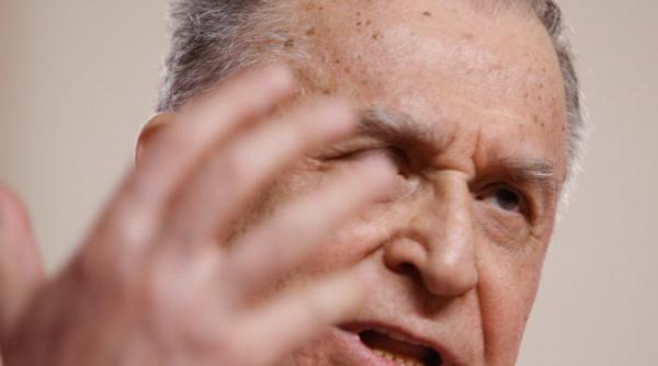 ion iliescu poate acest moment il trezeste si pe basescu pana acum a trait intr un spatiu virtual