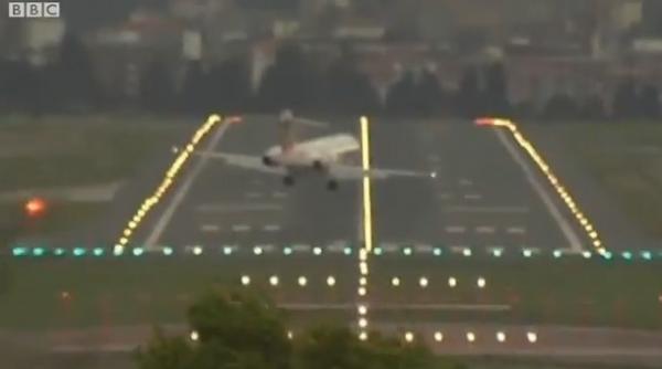 nu ai vrea sa fii intr un asemenea avion vezi ce s a intamplat miercuri pe aeroportul din bilbao video