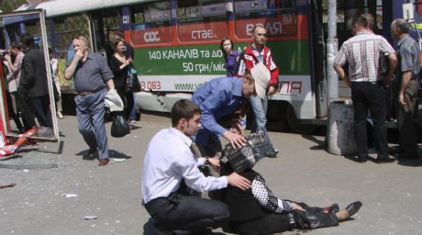 patru explozii au zguduit dnepropetrovsk orasul natal al iuliei timosenko 27 de persoane printre care 9 copii au fost ranite