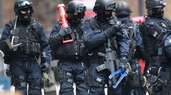 patru persoane au fost luate ostatice in centrul londrei