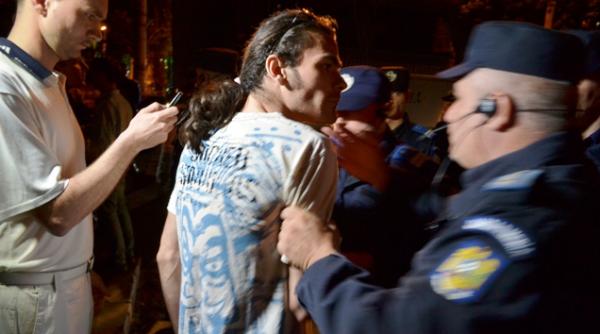 jandarm protestati ce vreti numai nu strigati de basescu video