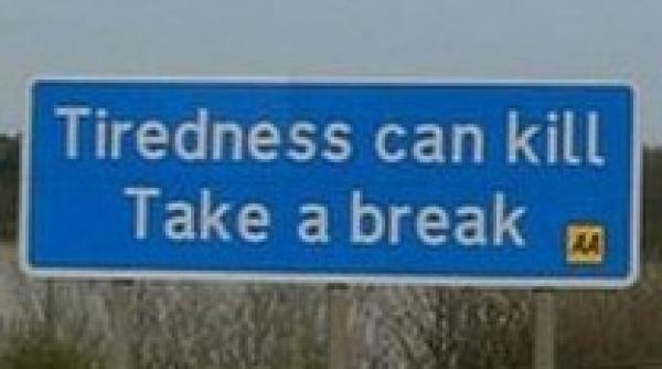 ironia sortii a adormit la volan si a lovit panoul care avertiza despre oboseala