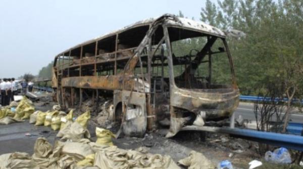 13 oameni printre care cinci copii au ars de vii in indonezia dupa un incendiu izbucnit intr un autobuz