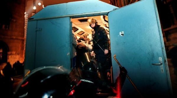 circa 20 de protestatari s au imbrancit cu jandarmii la cotroceni cei mai multi au fost urcati in dube si dusi la sectie