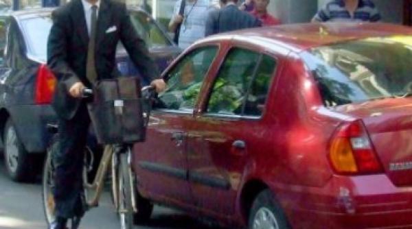 paleologu pe bicicleta la depunerea candidaturii ramane ca ponta sa faca in 6 luni ceea ce nu a apucat ungureanu in 2 luni