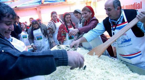 tiganii din sibiu vor sa intre in cartea recordurilor cu sah hai mas preparatul va cantari 3 tone