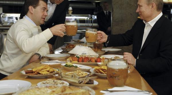 video putin a iesit la bere cu medvedev si 150 000 de simpatizanti de 1 mai