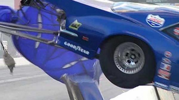 imagini senzationale un cameraman filmeaza derapajul unui dragster cu riscul propriei vieti