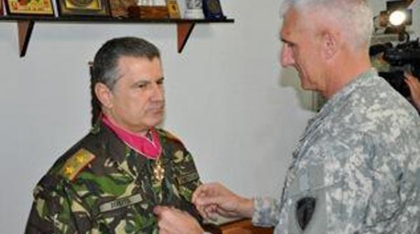 comandantul fortelor armate terestre romane decorat cu legiunea de merit a armatei sua