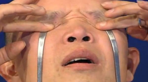 foto un chinez a tras cu orbitele oculare un mercedes benz