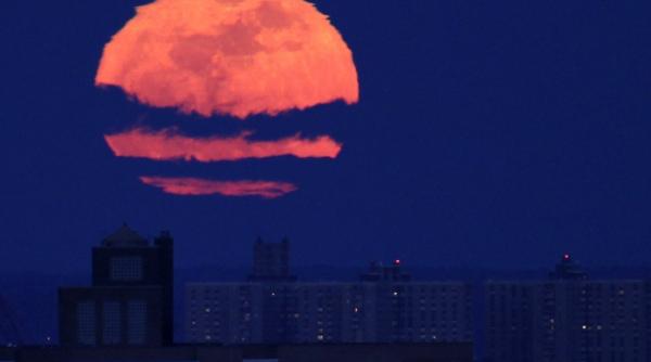 superluna cea mai mare luna plina de anul acesta se va vedea pe 5 mai vezi cum te influenteaza video