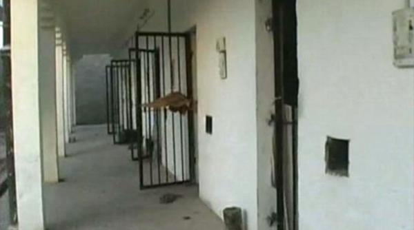 un barbat uitat de agentii americani cinci zile intr o celula a baut urina pentru a supravietui