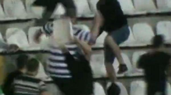 video imaginile jandarmeriei cum au inceput suporterii dinamovisti sa se bata intre ei