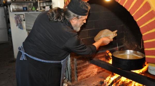 la cratita cu prea sfintitul epifanie cel mai vestit bucatar de la muntele athos a facut minuni in bucataria de la continental