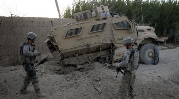 militar roman grav ranit in urma unei explozii in afganistan