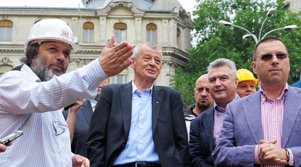 oprescu cele patru statui au revenit la universitate in cateva saptamani parcarea va fi functionala