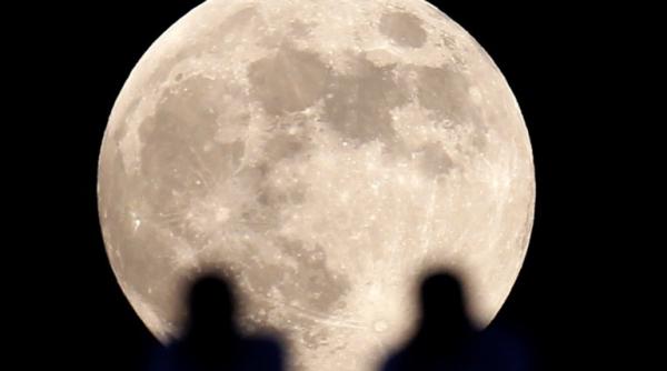 superluna face spectacol in aceasta noapte se va afla la cea mai mica distanta de pamant video