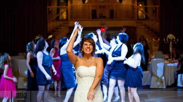 video daca esti mireasa ai grija cui arunci buchetul