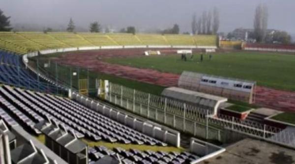 protest pe stalpul de nocturna un argesean suparat pe familie ameninta ca se arunca de la 30 de metri inaltime