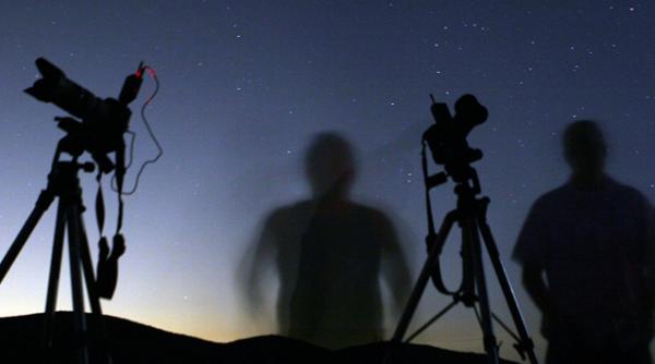 foto mai multi tineri isi risca viata pentru a realiza fotografii spectaculoase de la inaltime